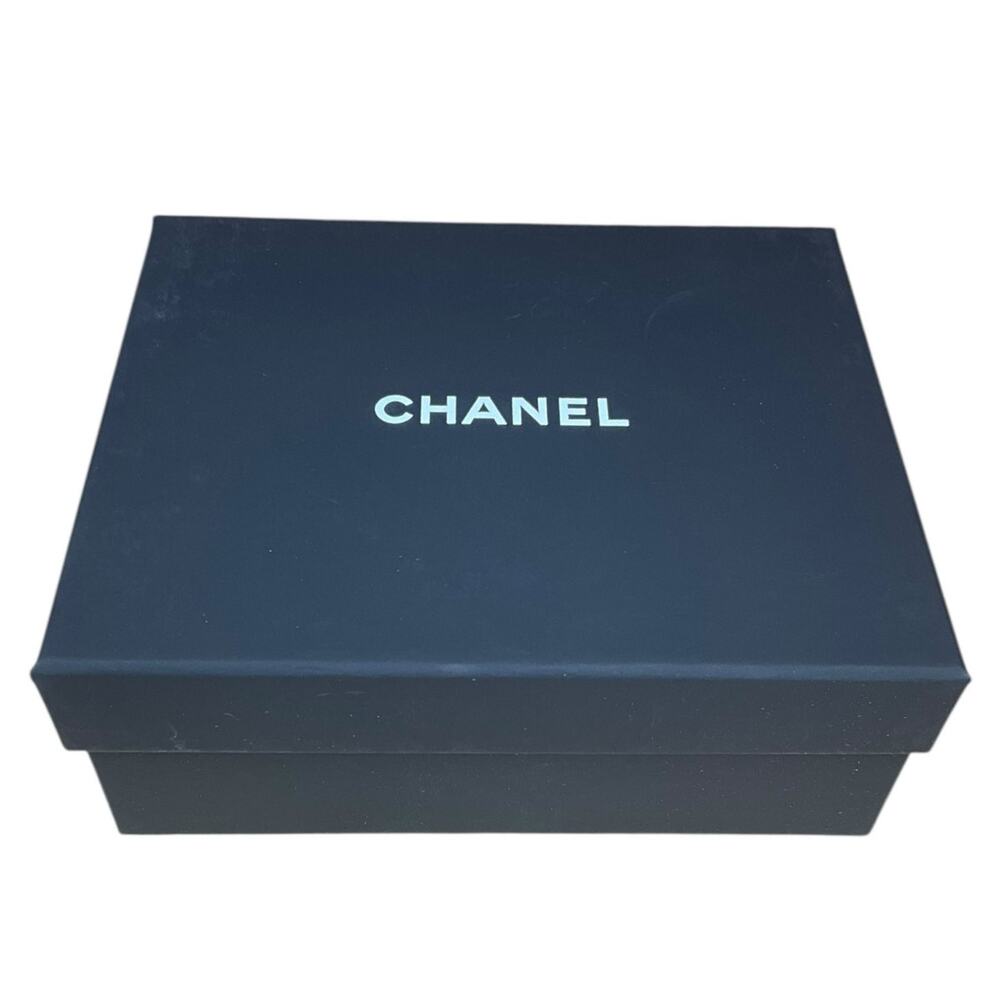 Chanel Makeup Tweed Quilted Round Filigree Pouch With Chain in white and black - Picture 5 of 5